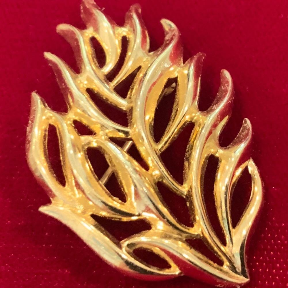 Vintage Signed Crown Trifari Signed Brooch